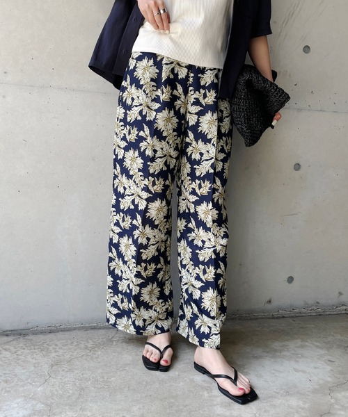 CAPRICIEUX LE'MAGE（カプリシューレマージュ）の「〈WEB限定〉リネンタッチボタニカルパンツ（その他パンツ・レディース・オフホワイト/ネイビー・FREE）」の3枚目の写真