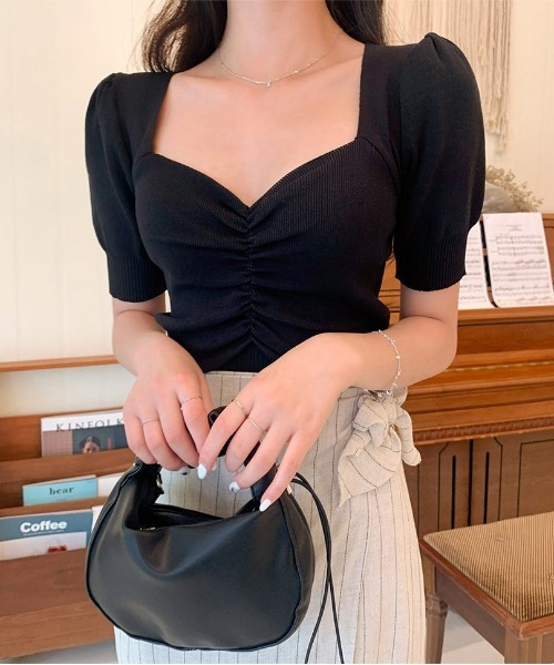 chuu（チュー）の「CHUU シャーリングニットソー（Tシャツ/カットソー・レディース・ブラック/ベージュ/パープル/レッド/カーキ/イエロー・FREE）」の2枚目の写真