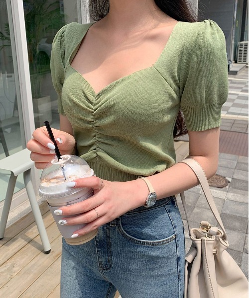 chuu（チュー）の「CHUU シャーリングニットソー（Tシャツ/カットソー・レディース・ブラック/ベージュ/パープル/レッド/カーキ/イエロー・FREE）」の9枚目の写真