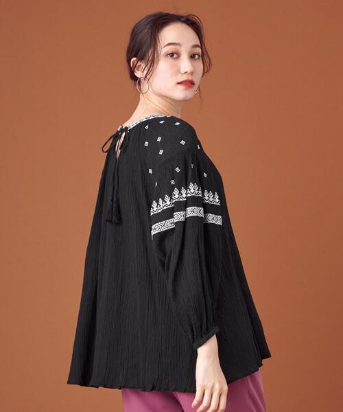 THE STATION STORE（ザ ステーション ストア）の「＜closet story（クローゼットストーリー）＞ ヨウリュウ シシュウ ギャザー スモックブラウス -ウォッシャブル-（シャツ/ブラウス・レディース・ホワイト/ブラック・FREE）」の2枚目の写真