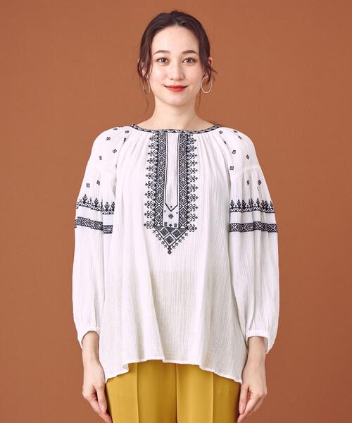 THE STATION STORE（ザ ステーション ストア）の「＜closet story（クローゼットストーリー）＞ ヨウリュウ シシュウ ギャザー スモックブラウス -ウォッシャブル-（シャツ/ブラウス・レディース・ホワイト/ブラック・FREE）」の3枚目の写真