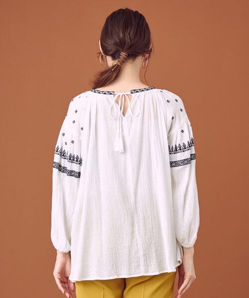 THE STATION STORE（ザ ステーション ストア）の「＜closet story（クローゼットストーリー）＞ ヨウリュウ シシュウ ギャザー スモックブラウス -ウォッシャブル-（シャツ/ブラウス・レディース・ホワイト/ブラック・FREE）」の5枚目の写真