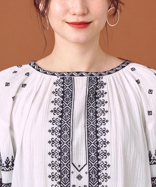 THE STATION STORE（ザ ステーション ストア）の「＜closet story（クローゼットストーリー）＞ ヨウリュウ シシュウ ギャザー スモックブラウス -ウォッシャブル-（シャツ/ブラウス・レディース・ホワイト/ブラック・FREE）」の6枚目の写真