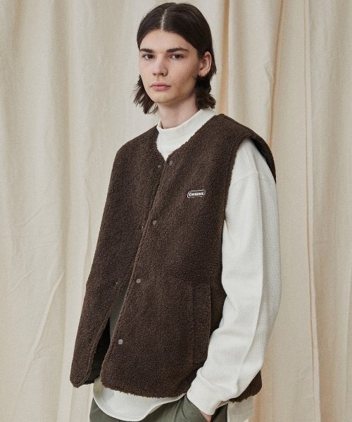 COVERNAT(カバーナット)の「【COVERNAT】REVERSIBLE BOA VEST / カバーナット リバーシブル ボア フリース キルティング ベスト(その他アウター・メンズ・アイボリー/セージグリーン/ブラウン/ブラック・SMALL/LARGE/MEDIUM/X-LARGE)」の6枚目の写真