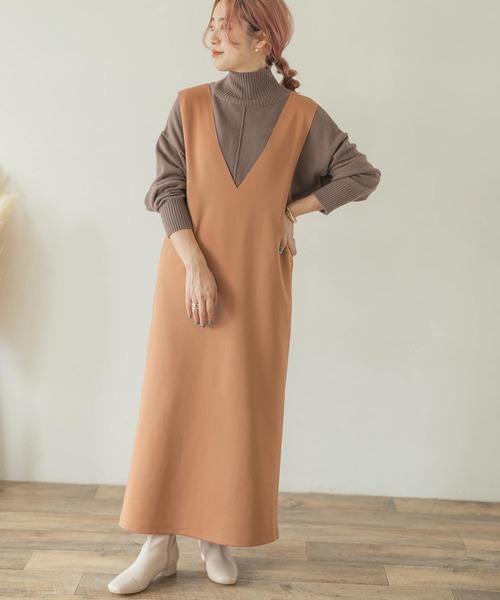 ITEMS URBANRESEARCH（アイテムズ アーバンリサーチ）の「Vネックジャンパースカート（ジャンパースカート・レディース・キャメル/ベージュ/ブラック・FREE）」の3枚目の写真