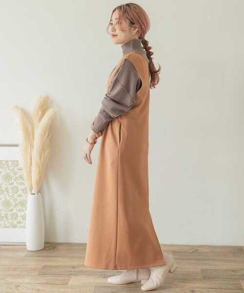 ITEMS URBANRESEARCH（アイテムズ アーバンリサーチ）の「Vネックジャンパースカート（ジャンパースカート・レディース・キャメル/ベージュ/ブラック・FREE）」の5枚目の写真