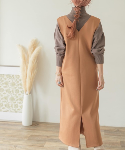 ITEMS URBANRESEARCH（アイテムズ アーバンリサーチ）の「Vネックジャンパースカート（ジャンパースカート・レディース・キャメル/ベージュ/ブラック・FREE）」の6枚目の写真