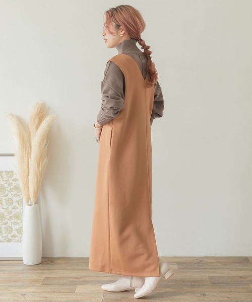 ITEMS URBANRESEARCH（アイテムズ アーバンリサーチ）の「Vネックジャンパースカート（ジャンパースカート・レディース・キャメル/ベージュ/ブラック・FREE）」の12枚目の写真