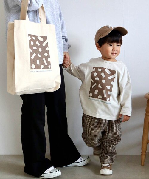 BREEZE by yumi.（ブリーズバイユミ）の「WEB限定 ボックスグラフィックロンT 【BREEZE by yumi.】（Tシャツ/カットソー・キッズ・ベージュ/アイボリー・110/130/80/120/140/90/100）」の2枚目の写真