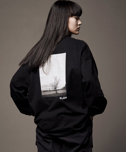 KLON(クローン)の「KLON graphic LONG T -huge tree- (01)(Tシャツ/カットソー・レディース・ホワイト/ブラック・M/L)」の2枚目の写真