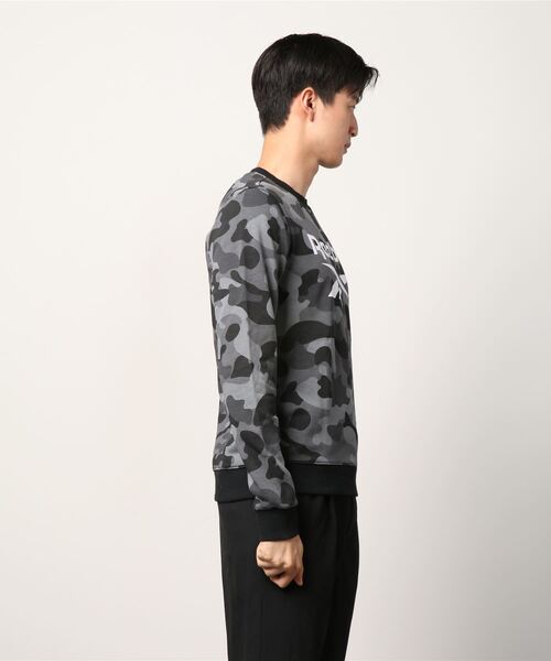 Reebok（リーボック）の「カモ オールオーバー プリント クルー スウェットシャツ / Camo Allover Print Crew Sweatshirt（スウェット・メンズ・ブラック・SMALL/MEDIUM/LARGE/X-LARGE/XX-LARGE/X-SMALL/XXX-LARGE）」の8枚目の写真