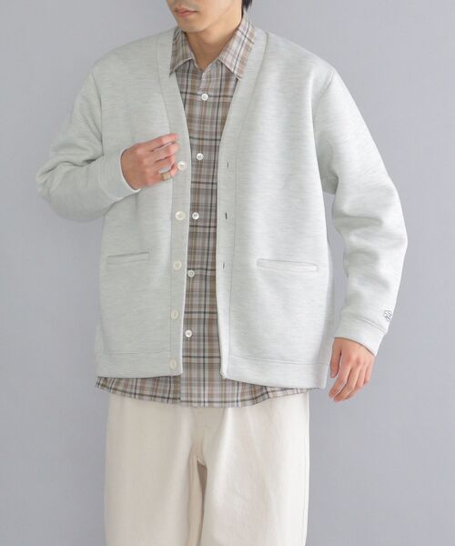 SHIPS(シップス)の「【WEB限定】SHIPS: スタイリッシュ ロゴ ワッペン バルキー ポンチ Vネック カーディガン(カーディガン/ボレロ・メンズ・ライトグレー/ダークグレー/ネイビー・LARGE/MEDIUM/SMALL/X-LARGE)」の4枚目の写真