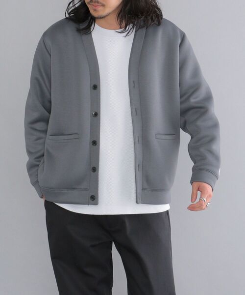 SHIPS(シップス)の「【WEB限定】SHIPS: スタイリッシュ ロゴ ワッペン バルキー ポンチ Vネック カーディガン(カーディガン/ボレロ・メンズ・ライトグレー/ダークグレー/ネイビー・LARGE/MEDIUM/SMALL/X-LARGE)」の8枚目の写真
