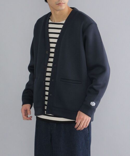 SHIPS(シップス)の「【WEB限定】SHIPS: スタイリッシュ ロゴ ワッペン バルキー ポンチ Vネック カーディガン(カーディガン/ボレロ・メンズ・ライトグレー/ダークグレー/ネイビー・LARGE/MEDIUM/SMALL/X-LARGE)」の5枚目の写真