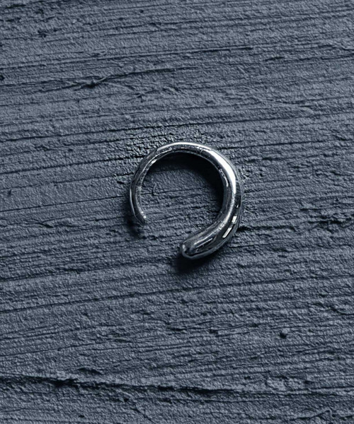 YArKA（ヤーカ）の「【YArKA/ヤーカ】silver925 pole line ear cuff /シンプルイヤーカフ シルバー925（イヤーカフ・メンズ・シルバー・FREE）」の2枚目の写真