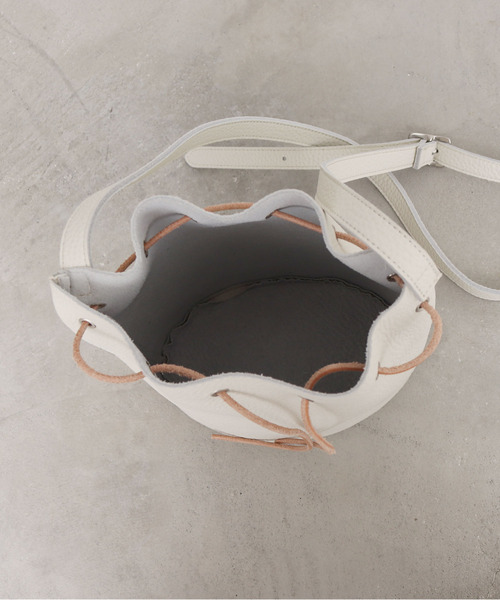 CHILD WOMAN（チャイルドウーマン）の「シュリンクレザー 巾着ショルダーBAG（ショルダーバッグ・レディース・サックスブルー/アイボリー・FREE）」の5枚目の写真