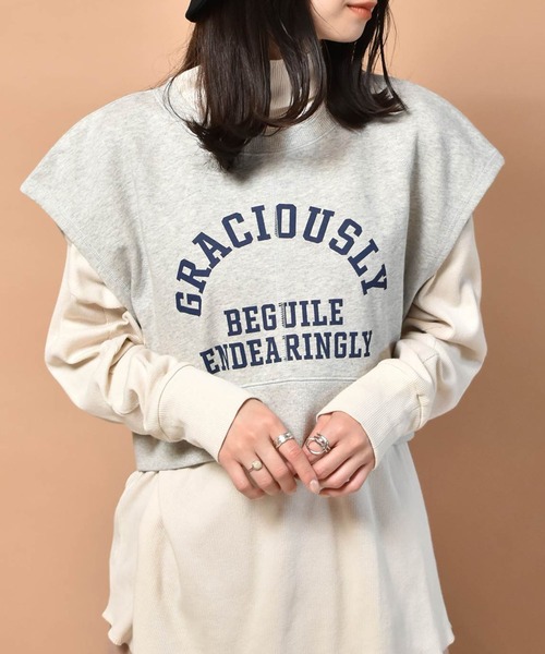 RETRO GIRL（レトロガール）の「ロゴ裏毛ショートベスト（ベスト・レディース・ブルー/グリーン/ライトグレー・FREE）」の2枚目の写真