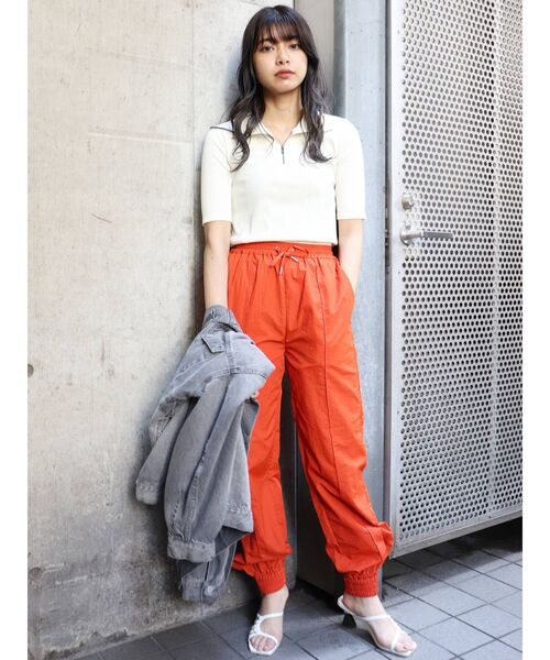 MURUA（ムルーア）の「ハーフジップタイトテレコトップス（ポロシャツ・レディース・ホワイト/ブラック/ベージュ/グリーン・FREE）」の7枚目の写真