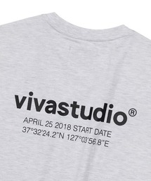 VIVASTUDIO（ビバスタジオ）の「A'GEM/9 × .kom『VIVA STUDIO/ビバスタジオ』LOCATION SHORT SLEEVE JS/ロケーション 半袖Tシャツ（Tシャツ/カットソー）」