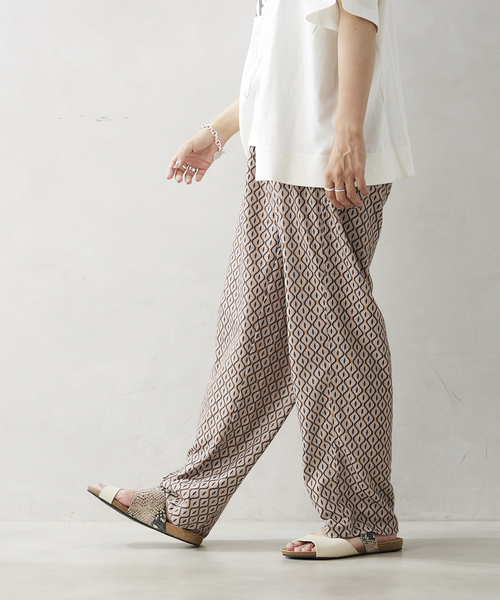 JOURNAL STANDARD relume（ジャーナルスタンダード　レリューム）の「WAFFLE プリント総柄 リラックスパンツ（その他パンツ・メンズ・チャコールグレー/ベージュ/ブルー系その他/キャメル・MEDIUM/LARGE）」の17枚目の写真