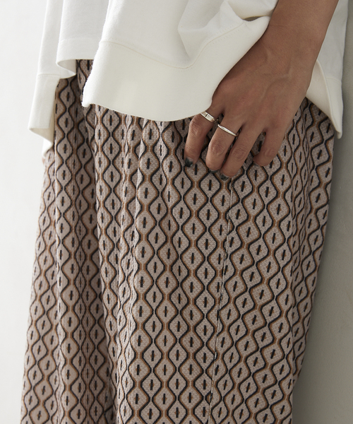 JOURNAL STANDARD relume（ジャーナルスタンダード　レリューム）の「WAFFLE プリント総柄 リラックスパンツ（その他パンツ・メンズ・チャコールグレー/ベージュ/ブルー系その他/キャメル・MEDIUM/LARGE）」の18枚目の写真