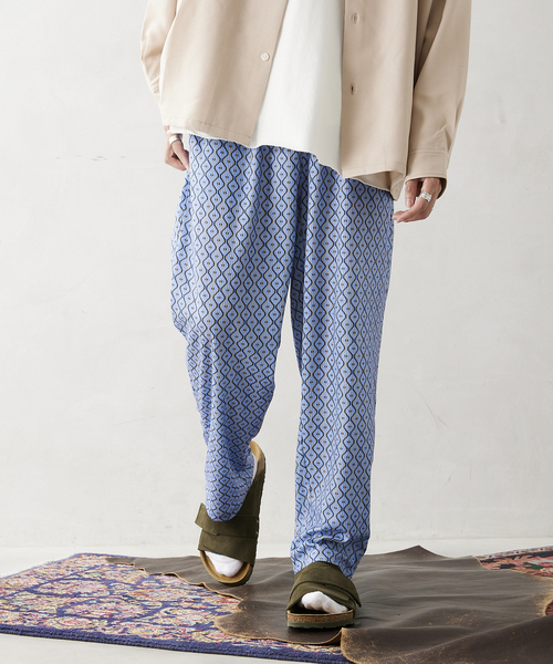 JOURNAL STANDARD relume（ジャーナルスタンダード　レリューム）の「WAFFLE プリント総柄 リラックスパンツ（その他パンツ・メンズ・チャコールグレー/ベージュ/ブルー系その他/キャメル・MEDIUM/LARGE）」の22枚目の写真