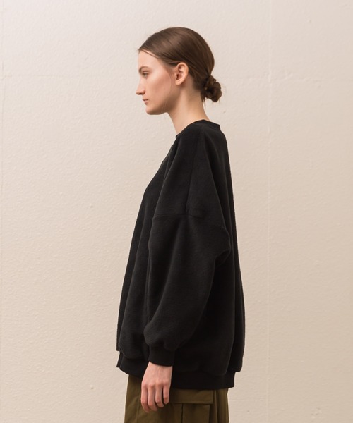 ALLUMER（アリュメール）の「フリースヘムボリュームプルオーバー（Tシャツ/カットソー・レディース・ブラック/ヘザーグレー/キャメル・1）」の4枚目の写真