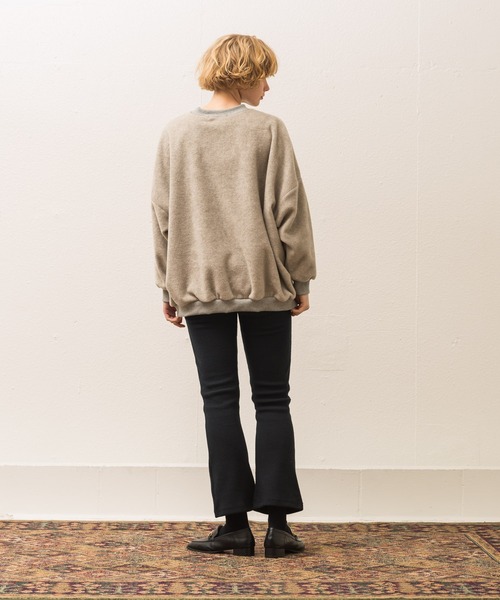 ALLUMER（アリュメール）の「フリースヘムボリュームプルオーバー（Tシャツ/カットソー・レディース・ブラック/ヘザーグレー/キャメル・1）」の8枚目の写真