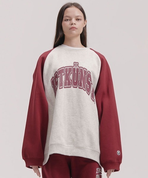 ISTKUNST(イストクンスト)の「A'GEM/9 × .kom『ISTKUNST/イストクンスト』BASIC ARCH LOGO SWEATSHIRTS/ベーシックアーチロゴ ラグランスウェットシャツ(スウェット・レディース・ライトグレー/アイボリー・L/M)」の2枚目の写真