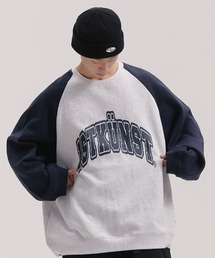 ISTKUNST | A'GEM/9 × .kom『ISTKUNST/イストクンスト』BASIC ARCH LOGO SWEATSHIRTS/ベーシックアーチロゴ ラグランスウェットシャツ(スウェット)