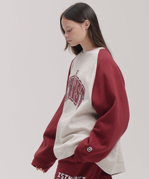 ISTKUNST(イストクンスト)の「A'GEM/9 × .kom『ISTKUNST/イストクンスト』BASIC ARCH LOGO SWEATSHIRTS/ベーシックアーチロゴ ラグランスウェットシャツ(スウェット・レディース・ライトグレー/アイボリー・L/M)」の9枚目の写真
