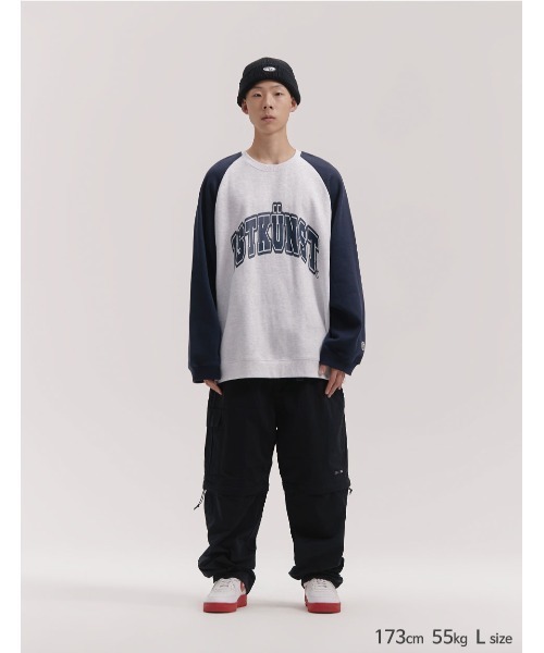 ISTKUNST(イストクンスト)の「A'GEM/9 × .kom『ISTKUNST/イストクンスト』BASIC ARCH LOGO SWEATSHIRTS/ベーシックアーチロゴ ラグランスウェットシャツ(スウェット・レディース・ライトグレー/アイボリー・L/M)」の16枚目の写真