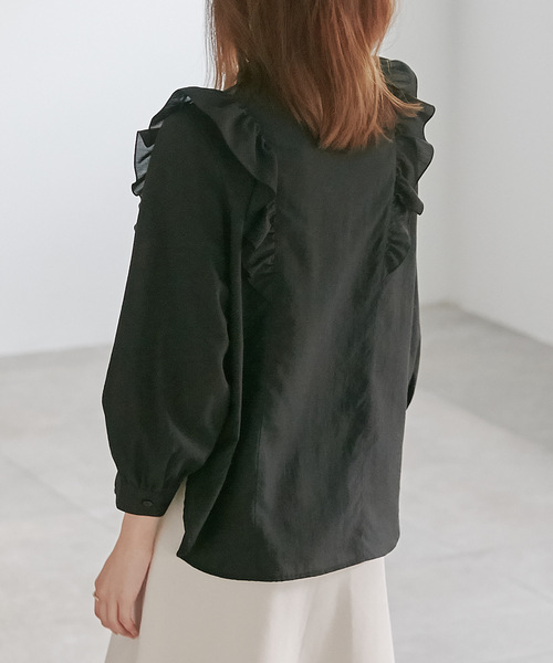 Days（デイズ）の「【Oeillet】ショルダーフリルブラウス（シャツ/ブラウス・レディース・ネイビー/ベージュ/ブラック・M/LL/L）」の4枚目の写真