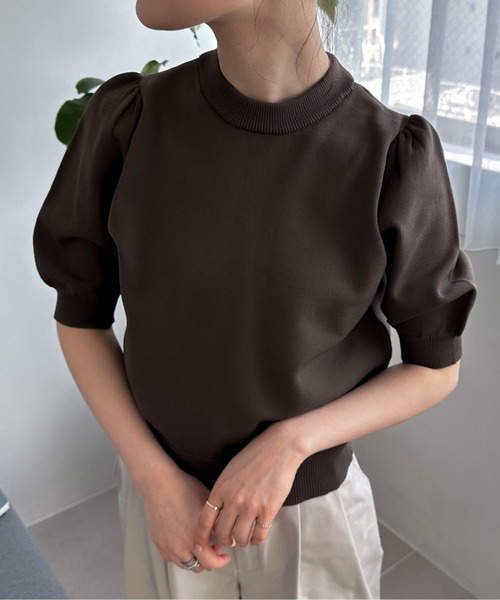 feepur（フェピュール）の「【ハンドウォッシャブル】ライトウェイトカラーパフニット（ニット/セーター・レディース・ブラウン/パープル/オレンジ/ブラック/オフホワイト/ブルー・MEDIUM）」の4枚目の写真