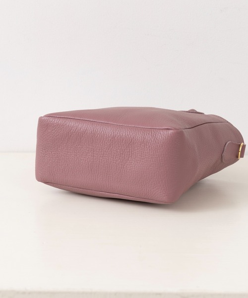 YOUNG&OLSEN The DRYGOODS STORE(ヤングアンドオルセン)の「【YOUNG&OLSEN】EMBOSSED LEATHER D TOTE S(ハンドバッグ・レディース・ブラウン/ベージュ/ブラック/ブラウン系その他2/ブルー/ベージュ系2/ダークグレー/オリーブ/レッド/ブルー系その他2/グレー系その他2/ブラウン系その他3/グレー系その他3/グレイッシュベージュ/グリーン/カーキ/ライトパープル・FREE)」の19枚目の写真