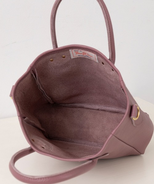 YOUNG&OLSEN The DRYGOODS STORE(ヤングアンドオルセン)の「【YOUNG&OLSEN】EMBOSSED LEATHER D TOTE S(ハンドバッグ・レディース・ブラウン/ベージュ/ブラック/ブラウン系その他2/ブルー/ベージュ系2/ダークグレー/オリーブ/レッド/ブルー系その他2/グレー系その他2/ブラウン系その他3/グレー系その他3/グレイッシュベージュ/グリーン/カーキ/ライトパープル・FREE)」の21枚目の写真