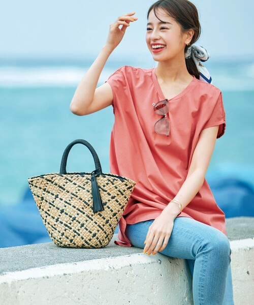 Tiaclasse(ティアクラッセ)の「【洗える】ボリュームフレンチカットソーチュニック(Tシャツ/カットソー・レディース・ブラック/グレイッシュベージュ/ターコイズブルー/コーラルピンク・XL/XXL)」の5枚目の写真