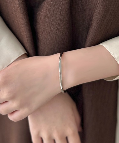 apres jour clair（アプレジュールクレア）の「【apres jour clair×ARIAZ】シンプルバングル（バングル/リストバンド・レディース・ゴールド/シルバー・FREE）」の2枚目の写真