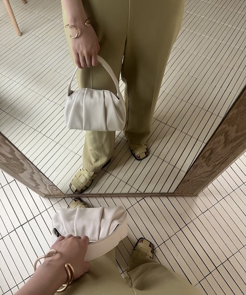 Amiur(エミレ)の「one handle gather bag(ショルダーバッグ・レディース・キャメル/アイボリー/ブラック・FREE)」の6枚目の写真