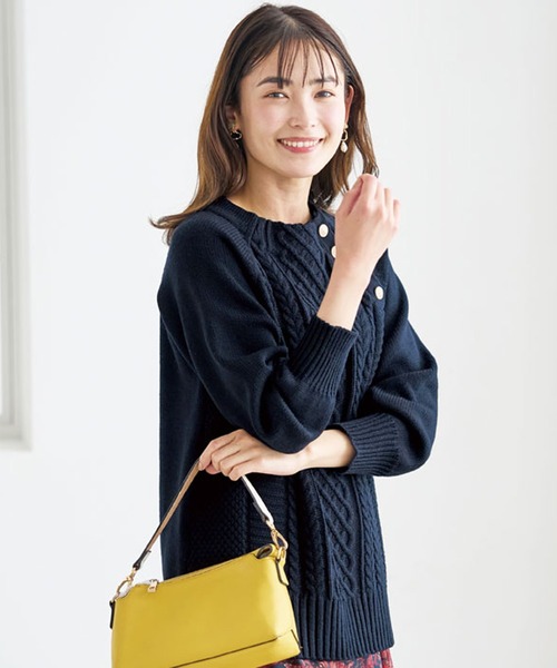 BELLUNA PLUS（ベルーナ）の「肩ボタン使いケーブル柄ニットプルオーバー（ニット/セーター・レディース・アイボリー/ネイビー/コーラル/ロイヤルブルー・MEDIUM/LARGE/X-LARGE）」の9枚目の写真