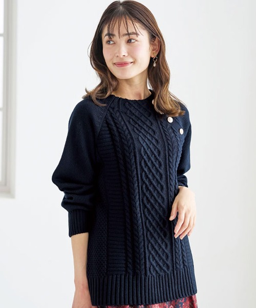 BELLUNA PLUS（ベルーナ）の「肩ボタン使いケーブル柄ニットプルオーバー（ニット/セーター・レディース・アイボリー/ネイビー/コーラル/ロイヤルブルー・MEDIUM/LARGE/X-LARGE）」の10枚目の写真
