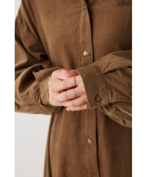 RODEO CROWNS WIDE BOWL（ロデオクラウンズワイドボウル）の「コーデュロイフレアシャツワンピース（シャツワンピース・レディース・チャコールグレー/アイボリー/ブラウン・FREE）」の15枚目の写真