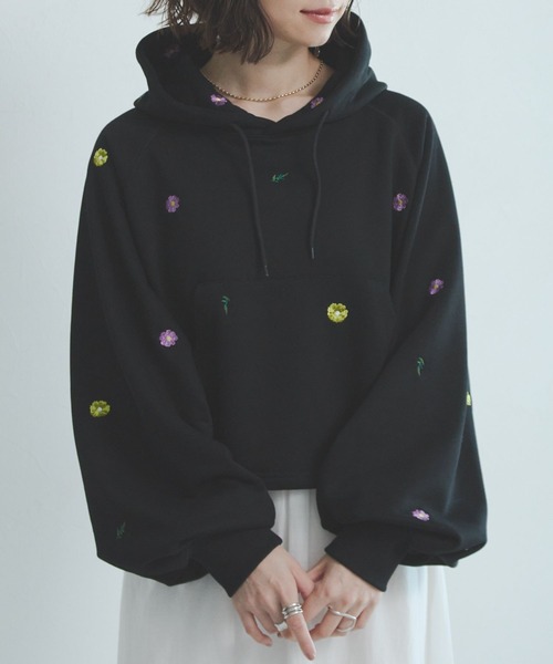 RAGEBLUE(レイジブルー)の「フラワー刺繍ショートパーカー/スウェット(パーカー・レディース・ホワイト/ピンク/ブラック・FREE)」の3枚目の写真