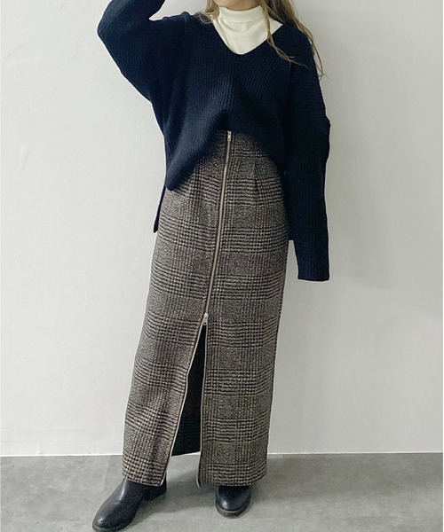 NAUL(ナウル)の「サイドスリットキーネックニット / 長袖 Vネック オーバーサイズ トップス ホワイト アイボリー ブラック ざっくり編み ローゲージ シンプル ベーシック 大人カジュアル オフィス レイヤード 重ね着(ニット/セーター・レディース・オフホワイト/ブラック・FREE)」の4枚目の写真