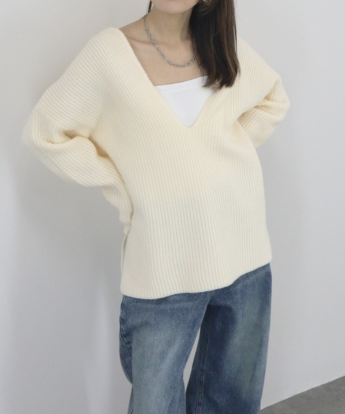 NAUL(ナウル)の「サイドスリットキーネックニット / 長袖 Vネック オーバーサイズ トップス ホワイト アイボリー ブラック ざっくり編み ローゲージ シンプル ベーシック 大人カジュアル オフィス レイヤード 重ね着(ニット/セーター・レディース・オフホワイト/ブラック・FREE)」の5枚目の写真