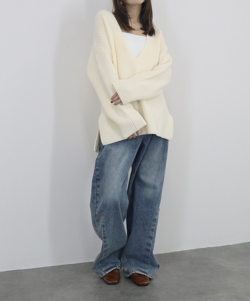 NAUL(ナウル)の「サイドスリットキーネックニット / 長袖 Vネック オーバーサイズ トップス ホワイト アイボリー ブラック ざっくり編み ローゲージ シンプル ベーシック 大人カジュアル オフィス レイヤード 重ね着(ニット/セーター・レディース・オフホワイト/ブラック・FREE)」の7枚目の写真