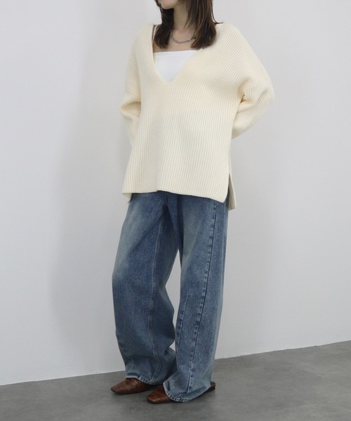 NAUL(ナウル)の「サイドスリットキーネックニット / 長袖 Vネック オーバーサイズ トップス ホワイト アイボリー ブラック ざっくり編み ローゲージ シンプル ベーシック 大人カジュアル オフィス レイヤード 重ね着(ニット/セーター・レディース・オフホワイト/ブラック・FREE)」の8枚目の写真