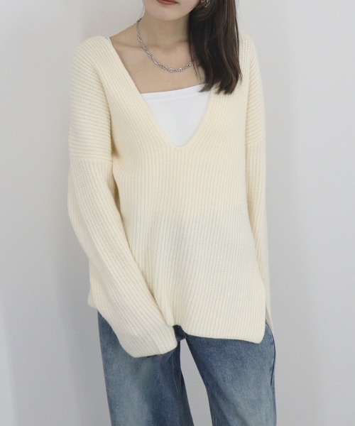 NAUL(ナウル)の「サイドスリットキーネックニット / 長袖 Vネック オーバーサイズ トップス ホワイト アイボリー ブラック ざっくり編み ローゲージ シンプル ベーシック 大人カジュアル オフィス レイヤード 重ね着(ニット/セーター・レディース・オフホワイト/ブラック・FREE)」の6枚目の写真