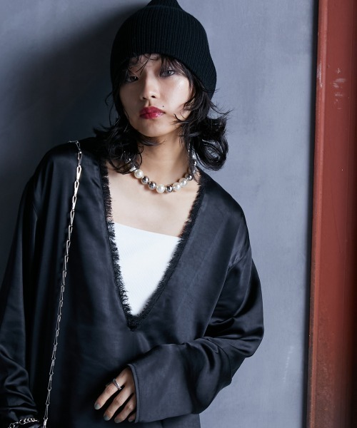 GEVS.（ジェイヴィス）の「＜大きいサイズ＞ サテン深Vネックチュニックブラウス GEVS.（シャツ/ブラウス・レディース・ブラック/ブルー・L/LL/3L/4L/5L）」の2枚目の写真