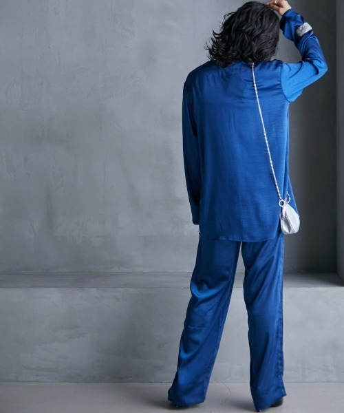 GEVS.（ジェイヴィス）の「＜大きいサイズ＞ サテン深Vネックチュニックブラウス GEVS.（シャツ/ブラウス・レディース・ブラック/ブルー・L/LL/3L/4L/5L）」の6枚目の写真